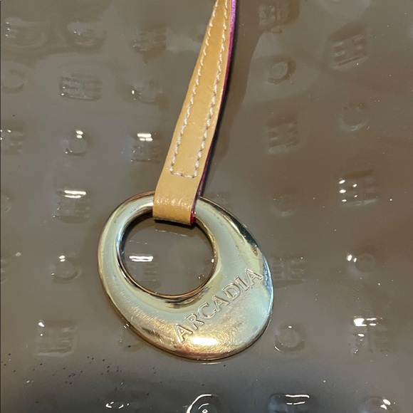 Elegant Green Patent Leather Handbag - Picture 4 of 8